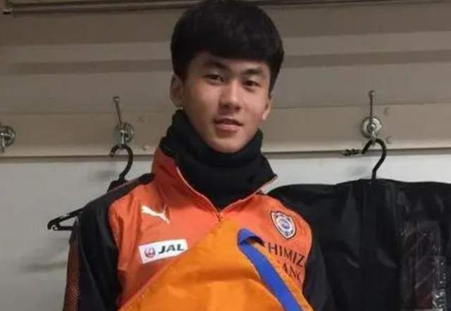 澡池里被强摁开双腿呻吟